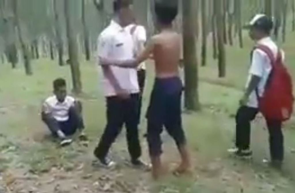 Heboh Video Pelajar SMP Dikeroyok Teman Sebayanya di Hutan Pohon Karet Karanganyar