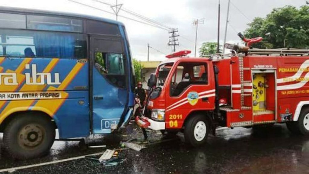 Ingin Segera Capai Lokasi Kebakaran Mobil Pemadam Kebakaran Kota Tasikmalaya Malah Terlibat Tabrakan