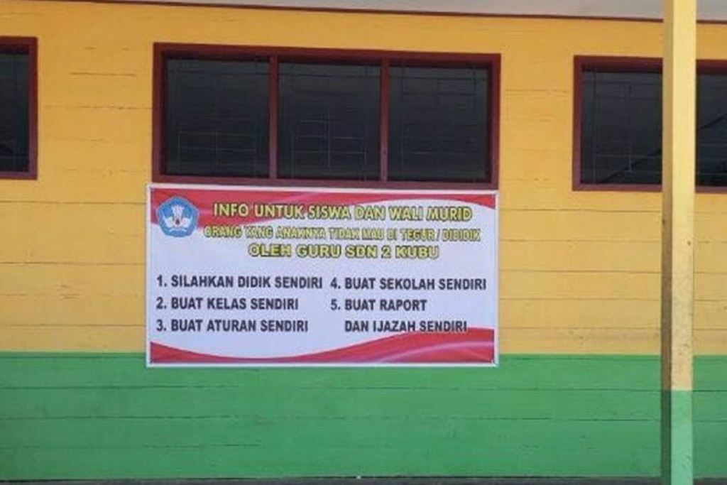 Kesal Sekolah Dilempar Kotoran Manusia SD ini Pajang Spanduk Penuh Nyinyiran