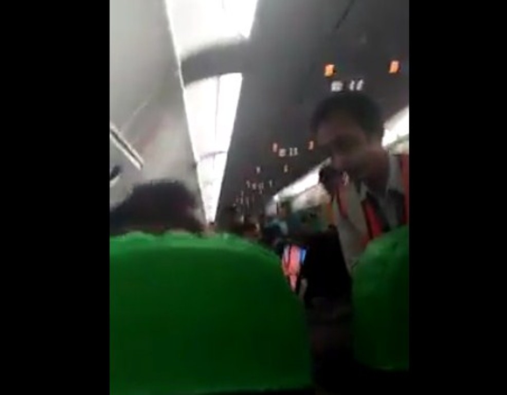 Merokok di dalam Pesawat Pria Ini Dipaksa Turun Videonya Viral