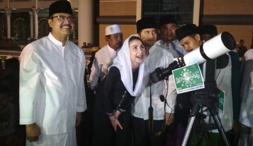 Nikmati Pemandangan Gerhana Bulan di Masjid Surabaya Pesona Arumi Bachsin Alihkan Perhatian Warga