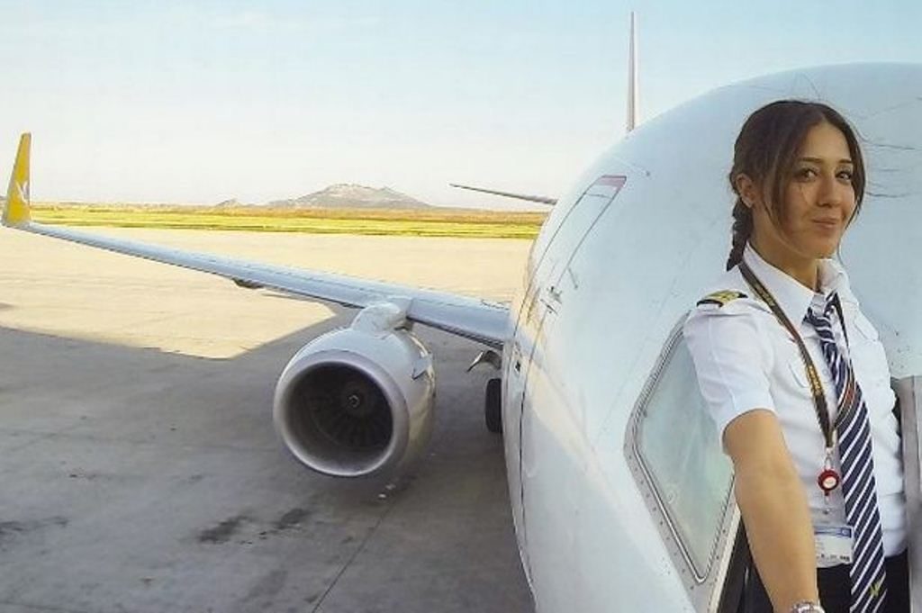 Pilot Cantik ini Dilamar Fansnya Sendiri Lewat Medsos Respon Sang Suami Bikin Netizen Ngakak