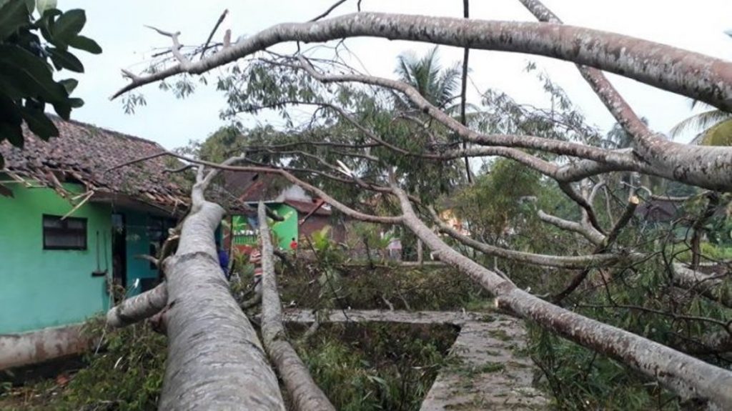 Puting Beliung Terjang 4 Kelurahan di Tasikmalaya