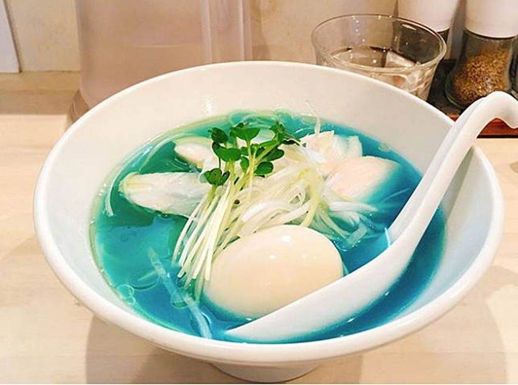 Sediakan Menu Ramen Berkuah Biru Kedai Ini Mendadak Viral di Media Sosial