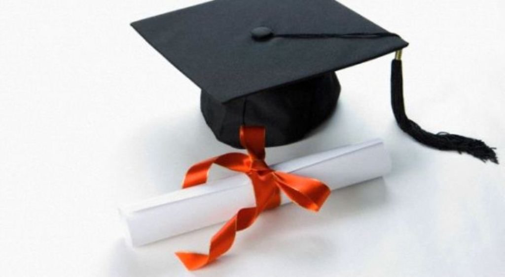 Tak Terhalang Usia Nenek ini Raih Gelar Sarjana di Usia 81 Tahun