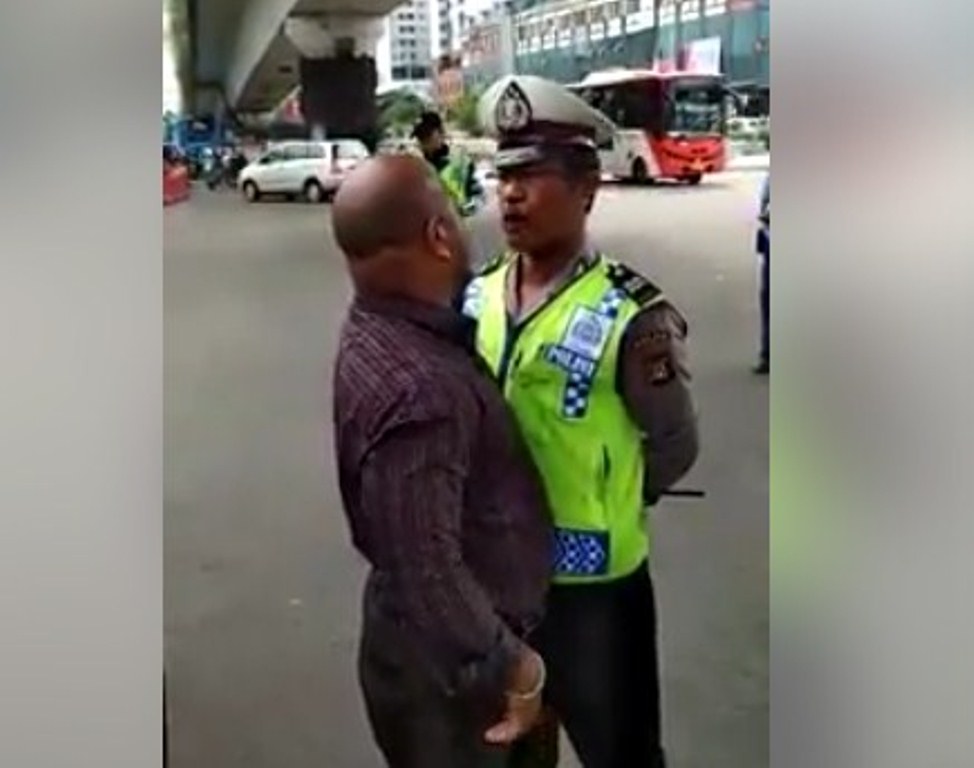 Tak Terima Diatur, Pengedara Mobil ini Nekat ‘Sundul’ Polisi Tak Terima Diatur Pengedara Mobil ini Nekat Sundul Polisi