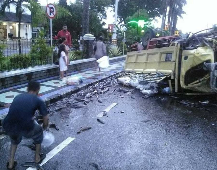 Terbalik di depan Pendopo Kabupaten Ciamis Truk Pengangkut Ikan Rusak Parah