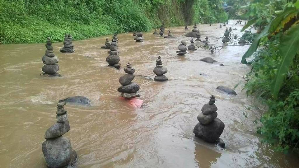 Tumpukan Batu di Sungai Cibojong Sukabumi Ini Bikin Warga Heboh Penyebabnya Masih Misterius