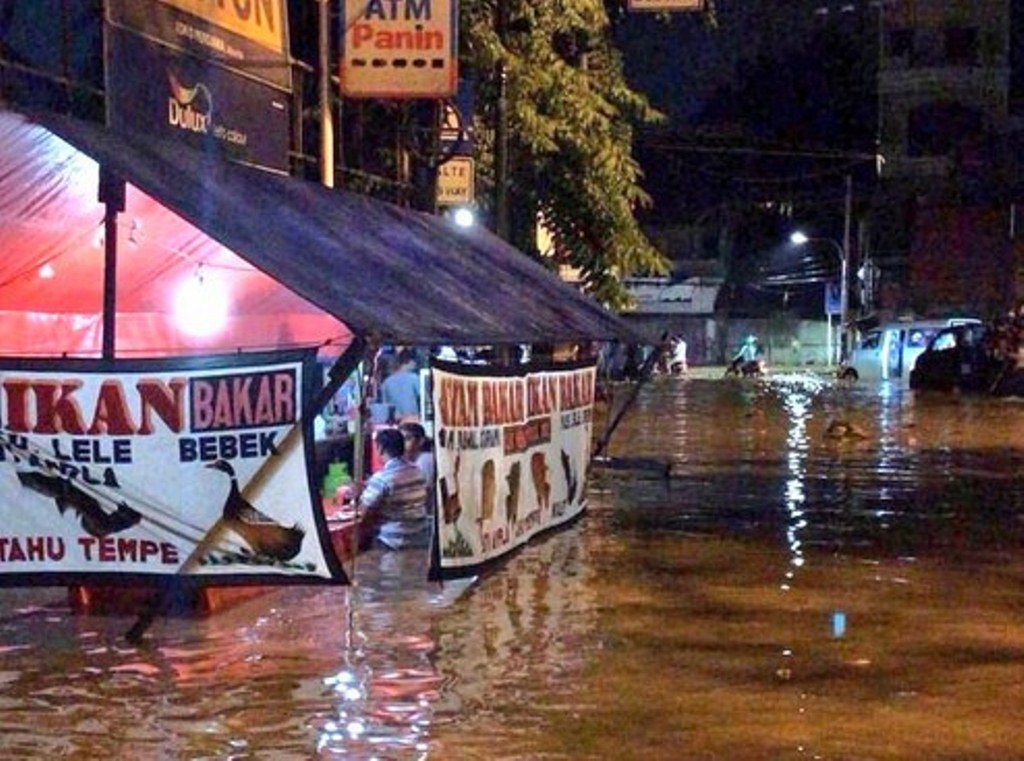 Warung Kerendam Banjir Pedagang Ini Masih Tetap Jualan Ada yang Beli Juga Lho