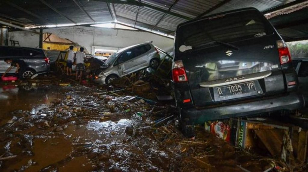 Banjir Bandang Cicaheum Puluhan Kendaraan Rusak