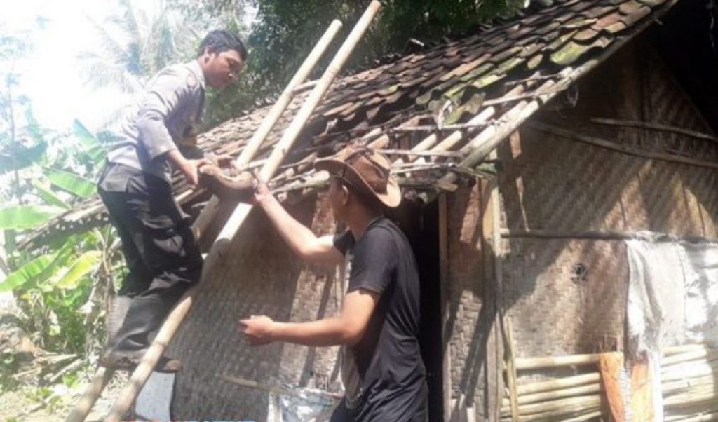 Bantu Renovasi Rumah Lansia Anggota Polres Banjar Ini Rela Gadaikan Motornya