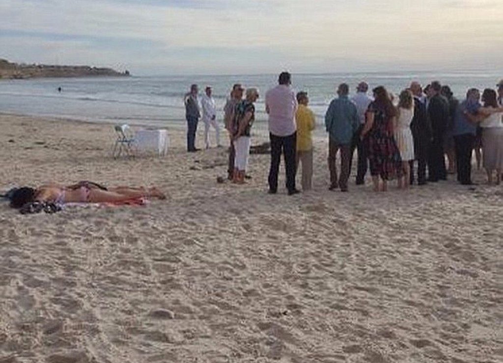 Bukan Romantis Foto Pernikahan di Pinggir Pantai Saat Matahari Terbenam ini Malah Bikin Ngakak Netizen Salfok ke Wanita Berbikini