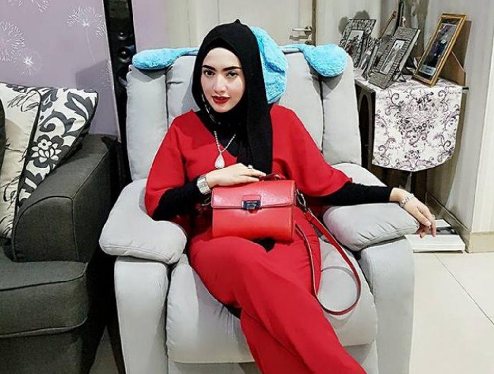 Cantik dan Berpenampilan Modis Ini Sosok Yulia Mochamad yang Diduga Istri Ketiga Opick