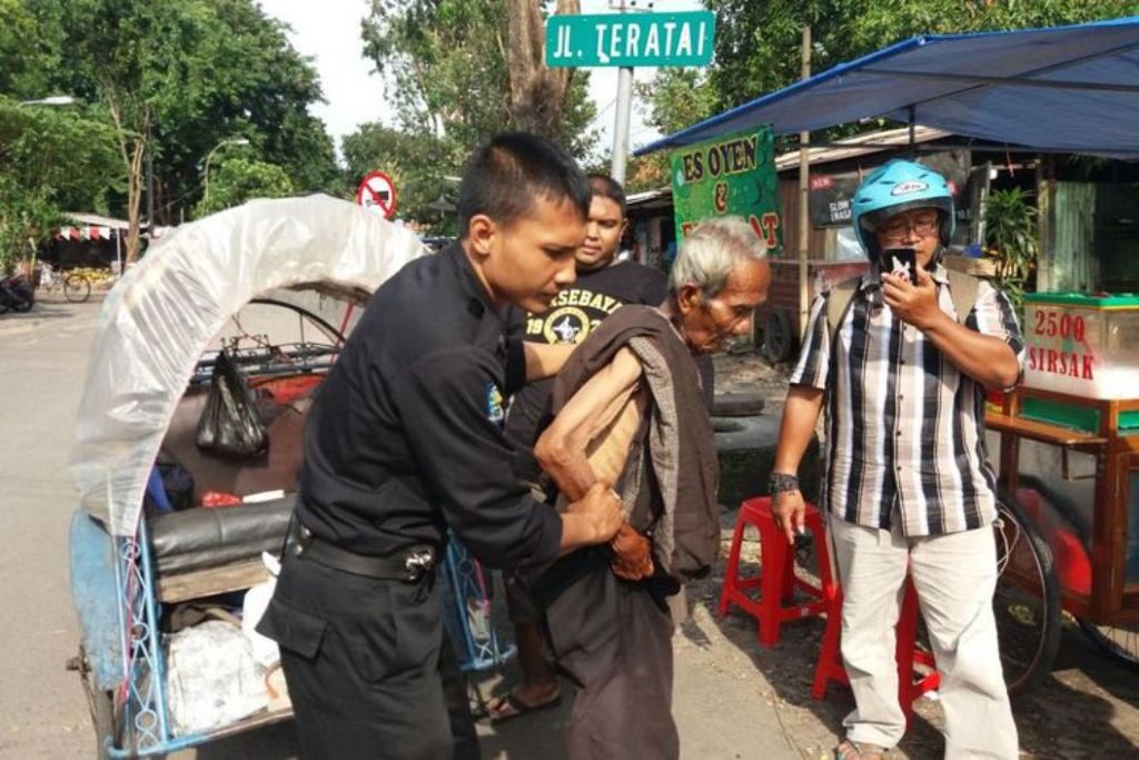 Ditemukan Lemas di dalam Becak Kakek ini Ternyata Simpan Uang Puluhan Juta di Bawah Jok Kisahnya Mengharukan