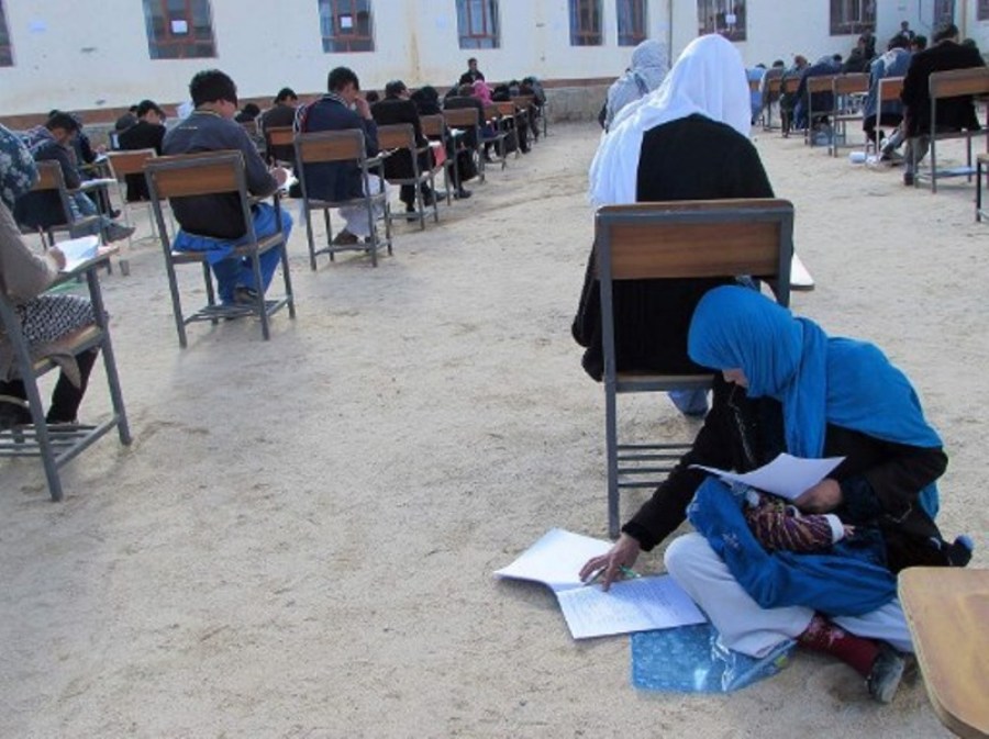 Ingin Jadi Dokter Kisah Jahantab Ahmadi Ikut Ujian Sambil Gendong Anak Buat Haru
