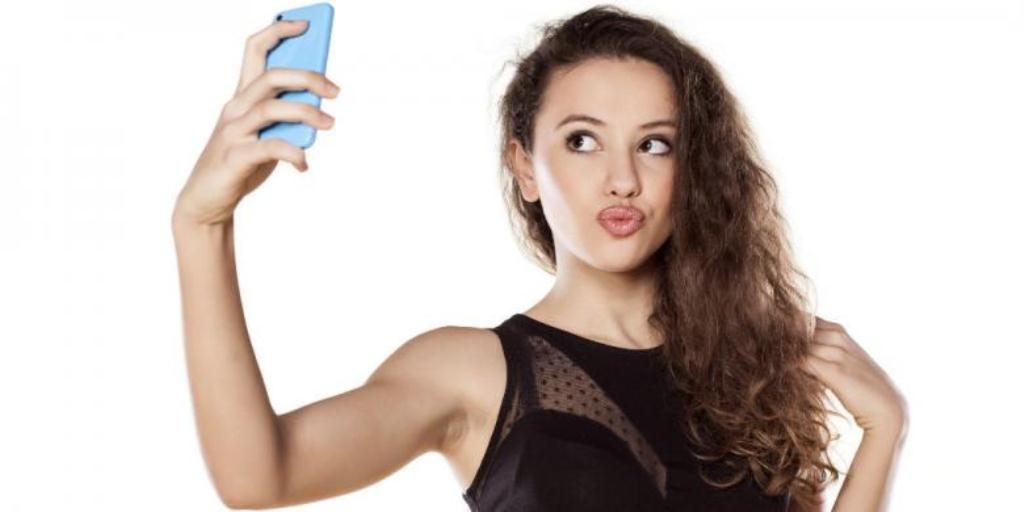 Ini 10 Pose Andalan Ketika Selfie yang Hits dan Kekinian Kamu Pernah Coba yang Mana