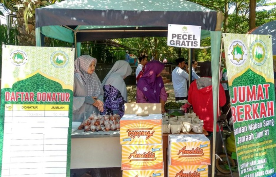 Inspiratif Irma Masjid Agung Ciamis Bagi Bagi Makanan Gratis ke Jamaah Shalat Jumat