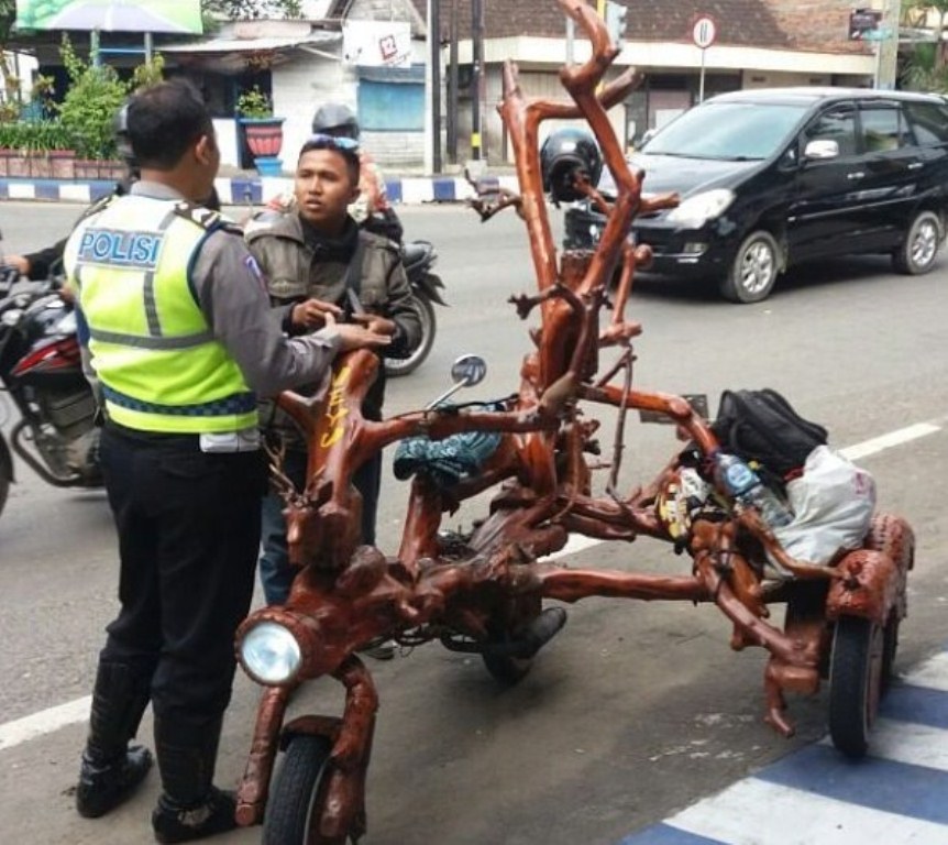 Kreatif Banget Pria ini Modifikasi Motornya dengan Batang Pohon Nasibnya di Tangan Polisi Tuai Pro Kontra
