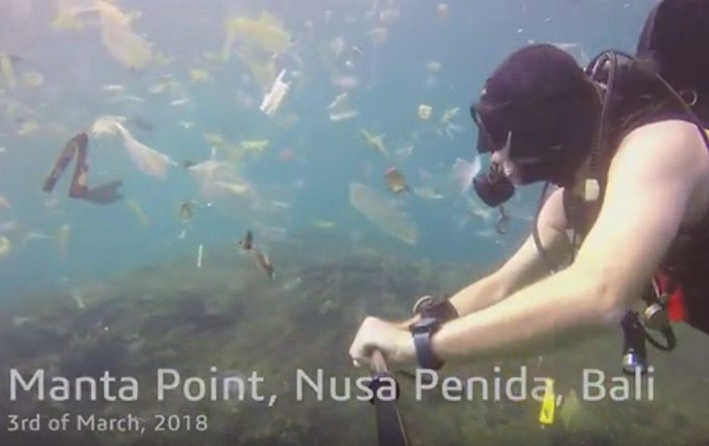 Miris Wisatawan Asal Inggris Unggah Video Laut Penuh Sampah di Nusa Penida