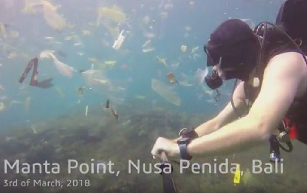 Miris! Wisatawan Asal Inggris Unggah Video Laut Penuh Sampah di Nusa Penida Miris Wisatawan Asal Inggris Unggah Video Laut Penuh Sampah di Nusa Penida