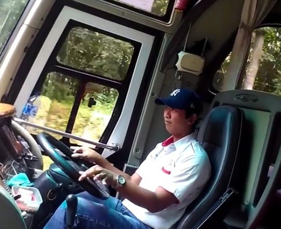 Nyetir dengan Cara Imut dan Lemah Gemulai Video Supir Bus Ini Viral di Medsos