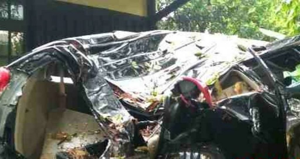 Puting Beliung di Ciamis Mobil Ringsek Tertimpa Pohon Tumbang