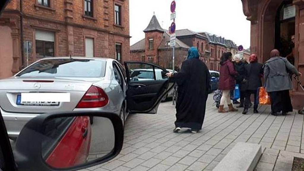 Turun dari Mobil Mercedes Antre Makanan Gratis Foto Wanita ini jadi Viral Ternyata Faktanya Mencengangkan