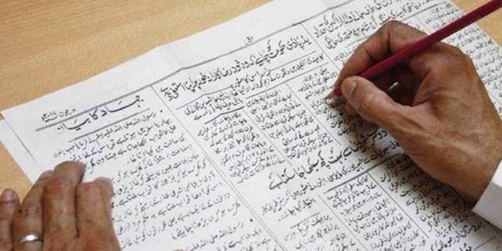 91 Tahun Setelah Didirikan Koran Ini Masih Bertahan dengan Tulisan Tangan
