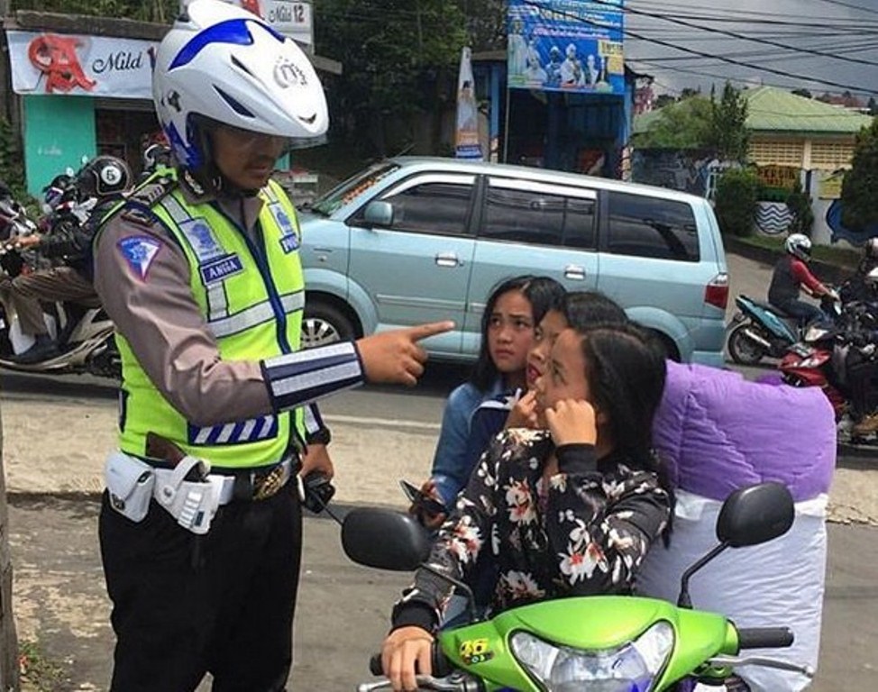 Ditegur Karena Langgar Peraturan Lalu Lintas 3 Remaja Cantik ini Malah Salah Fokus ke Wajah Pak Polisi Terpukau ya Dek