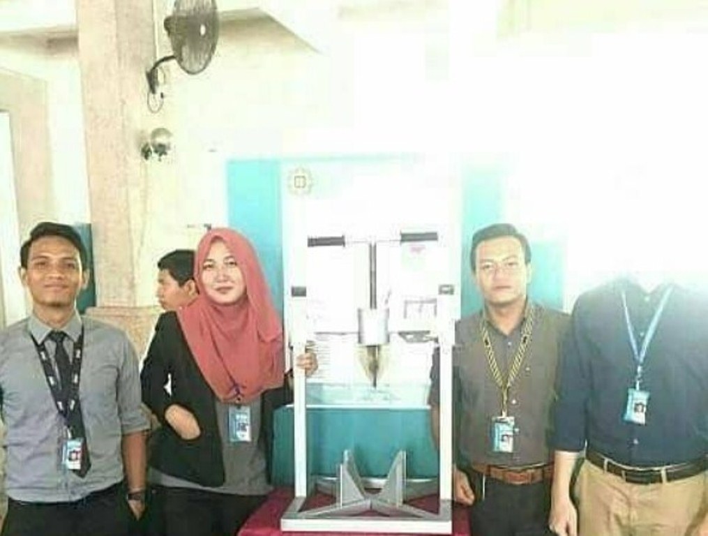 Foto Bareng Rekan Kerja Kepala Pria ini Hilang Tak Terlihat Alasannya Menggelikan