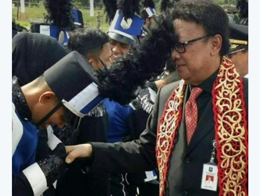 Foto Menteri Dalam Negeri Tercolok Bulu Jadi Viral di Media Sosial Ternyata ini yang Terjadi Sebenarnya