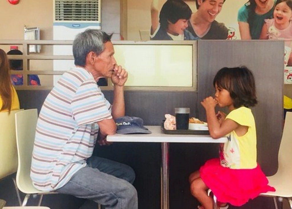 Foto Seorang Anak dan Ayahnya di Sebuah Restoran ini Bikin Netizen Menitikkan Air Mata Ada Makna Penting di Dalamnya