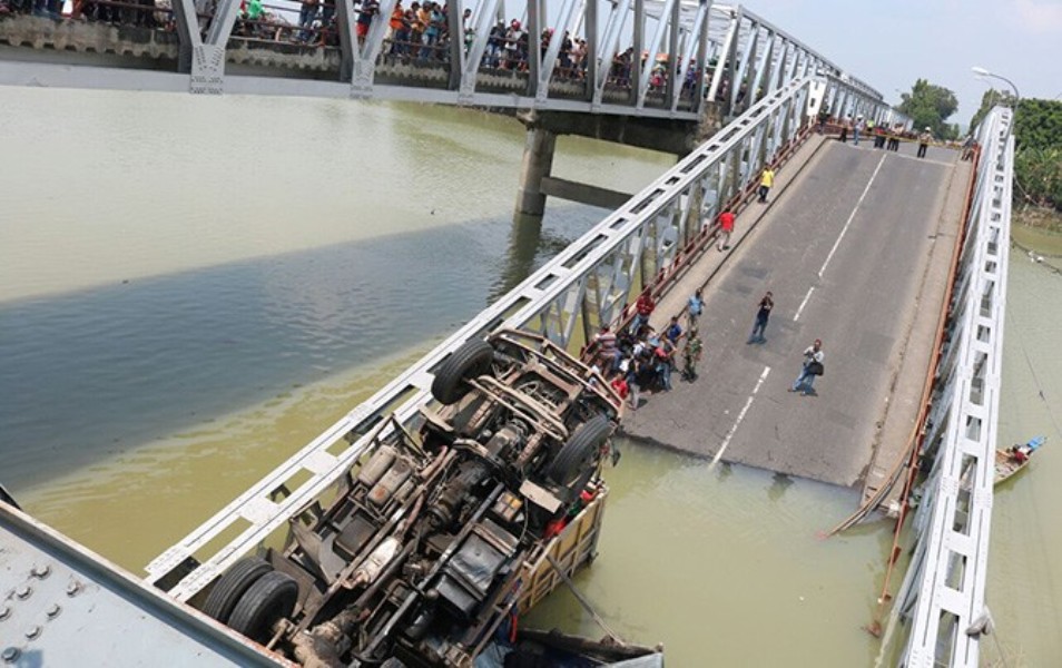 Jembatan Widang Ambruk Dua Pengemudi Truk Tewas