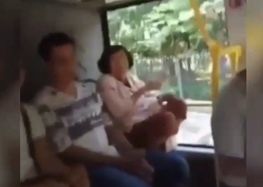 Jongkok di Kursi Saat Naik TransJakarta Nenek ini Malah Marah Marah Saat Ditegur Videonya Viral