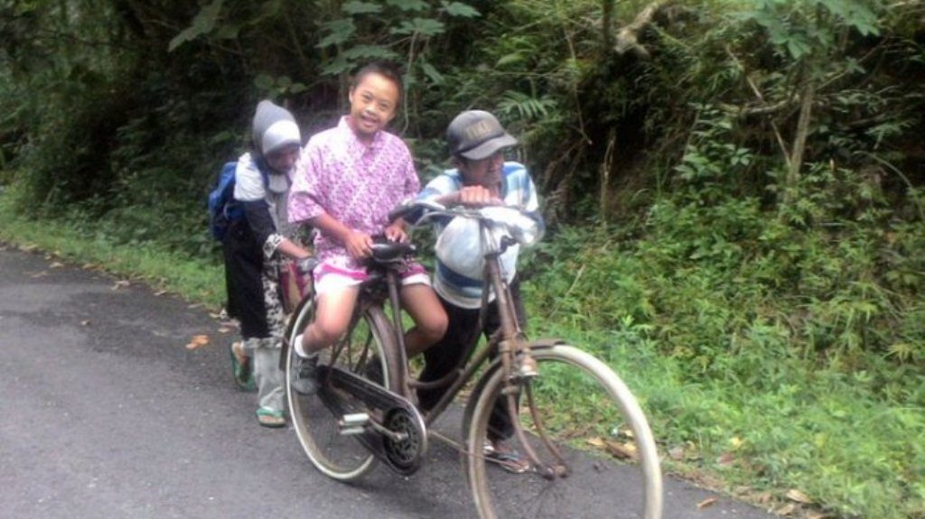 Kasih Sayang Sepanjang Masa Kisah Perjuangan Orangtua Ngontel Belasan KM Antar Jemput Anak Sekolah ini Viral