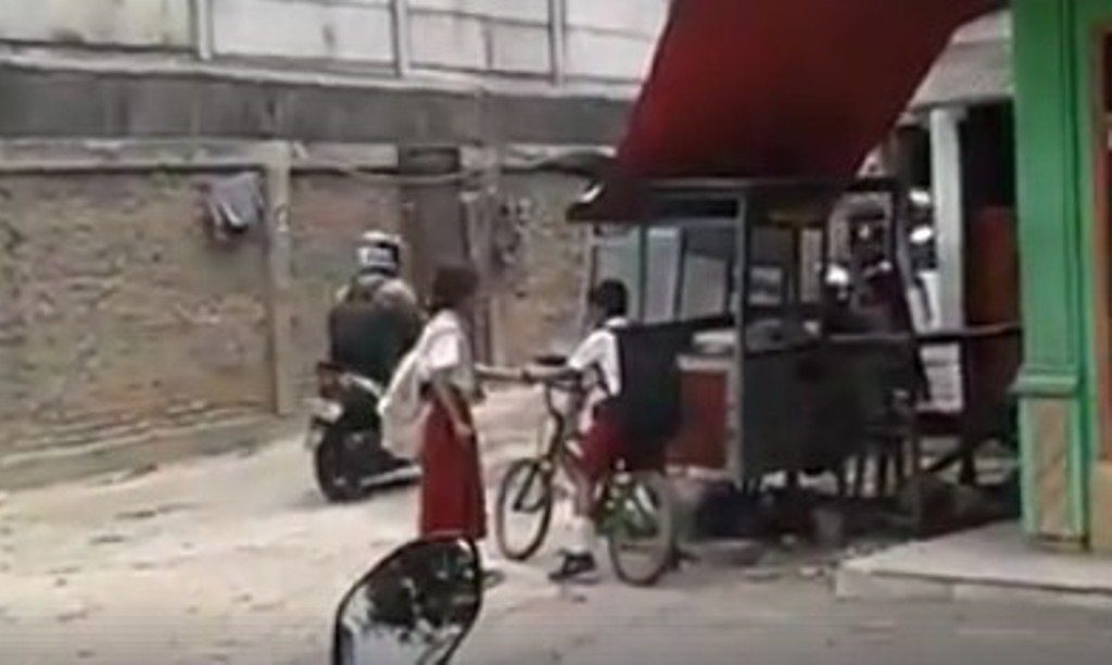 Ketahuan Selingkuh Bocah SD ini Diputusin Pacar di Pertigaan Videonya Viral