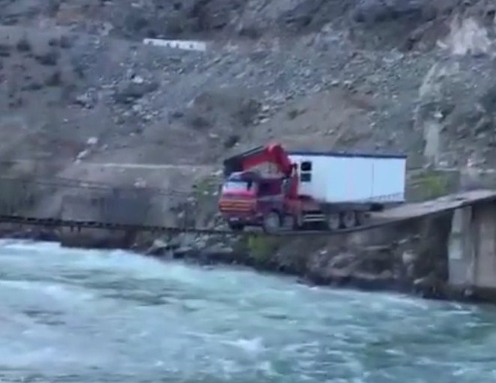 Lewati Jembatan Gantung Sebrangi Sungai, Kemampuan Sopir Truk Ini Bener-Bener Level Dewa, Nontonnya aja Bikin Nahan Nafas Lewati Jembatan Gantung Sebrangi Sungai Kemampuan Sopir Truk Ini Bener Bener Level Dewa Nontonnya aja Bikin Nahan Nafas