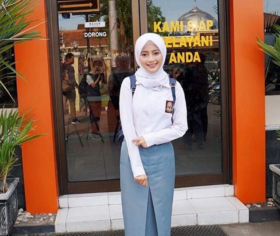Pakai Seragam SMA Ucapkan Semangat UNBK Sosok Gadis Cantik ini Sebenarnya Bikin Kaget