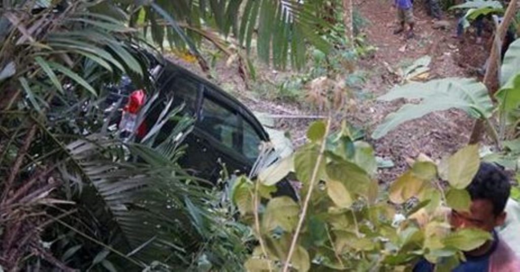 Pengemudi Panik Ban Pecah Mobil Masuk Jurang Di Pangandaran