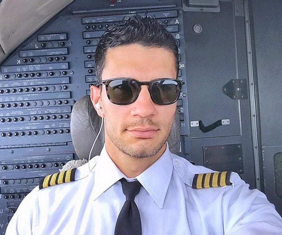 Punya Wajah Ganteng Kebangetan Pilot Seksi Ini Bikin Wanita Terpesona Sosoknya Viral