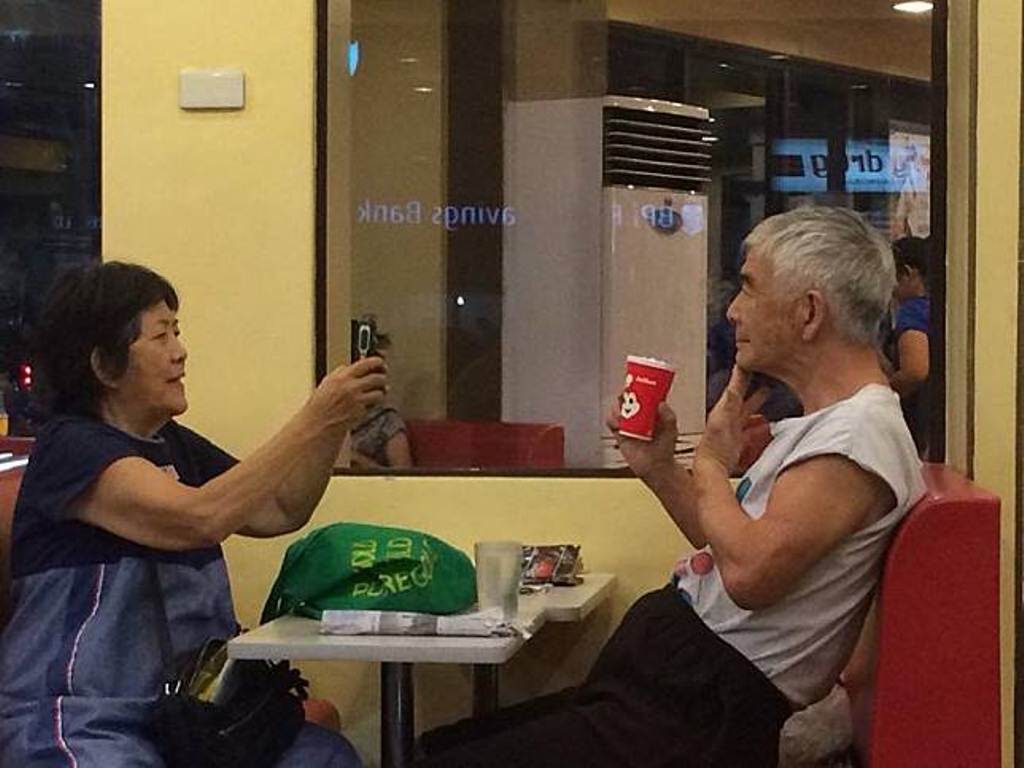 Saling Mengambil Foto Satu Sama Lain Potret Kemesraan Pasangan Tua ini Menyentuh Hati Ini Couple Goal yang Sebenarnya