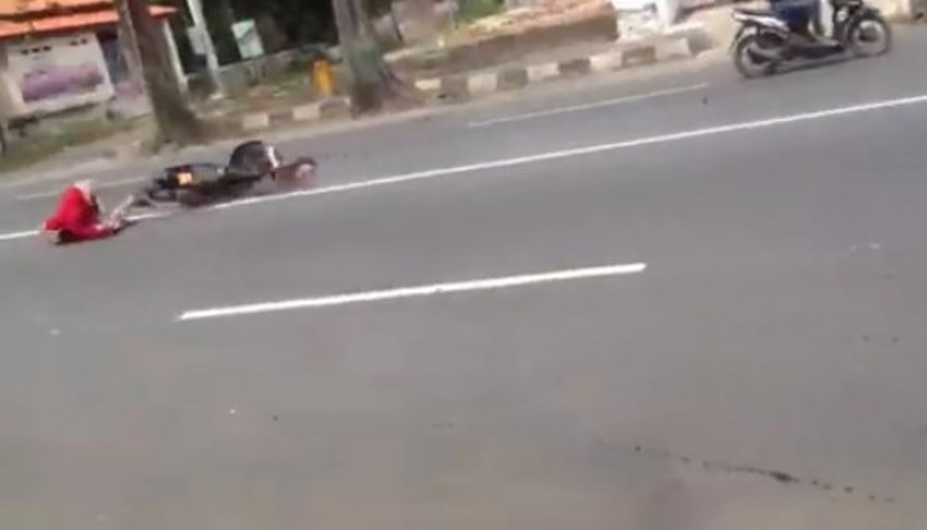 Bolak Balik Nyetting Motor Di Jalan Raya Pemuda Ini Jatuh Dan Nendang Motor Sendiri Modyar Koe