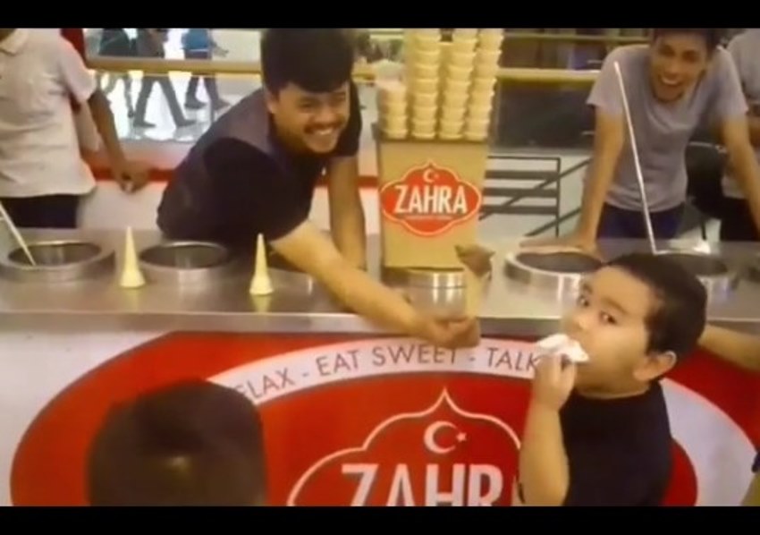 Kesal Dikerjain Penjual Es Krim Turki Bocah Ini Makan Tissue Sambil Nangis Dikit Lagi Abangnya Kena Pukul