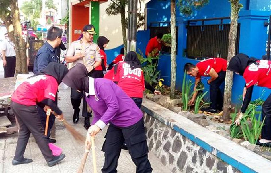 May Day 2018 Di Ciamis Pekerja Dan Polisi Gelar Kerja Bhakti