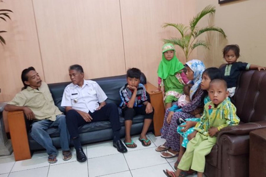 Minum Air Comberan Keluarga Miskin Di Tangerang Mengaku Keturunan Sunan