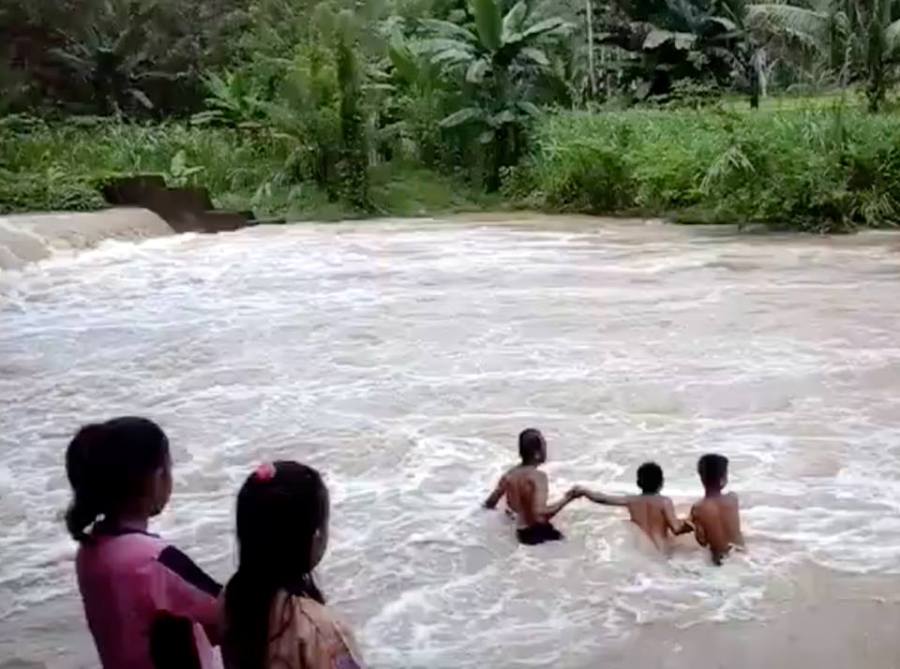 Para Pejabat Tolong Bantu Anak Anak Sd Ini Bertaruh Nyawa Demi Berangkat Sekolah