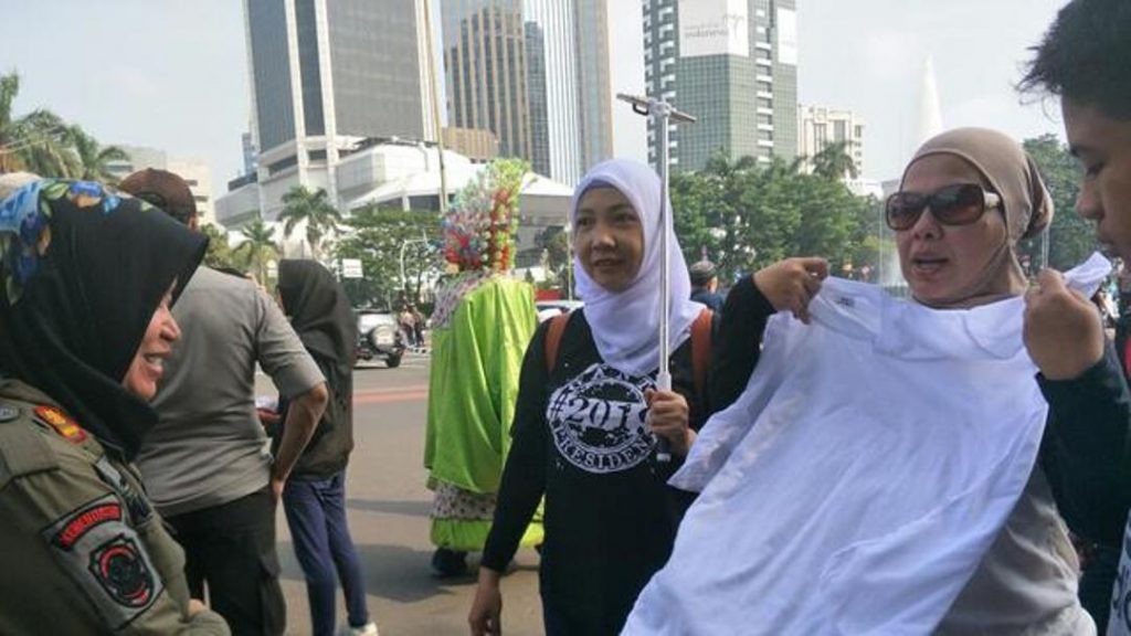 Sterilkan Arena Cfd Dari Aksi Politis Satpol Pp Bagikan Kaos Putih