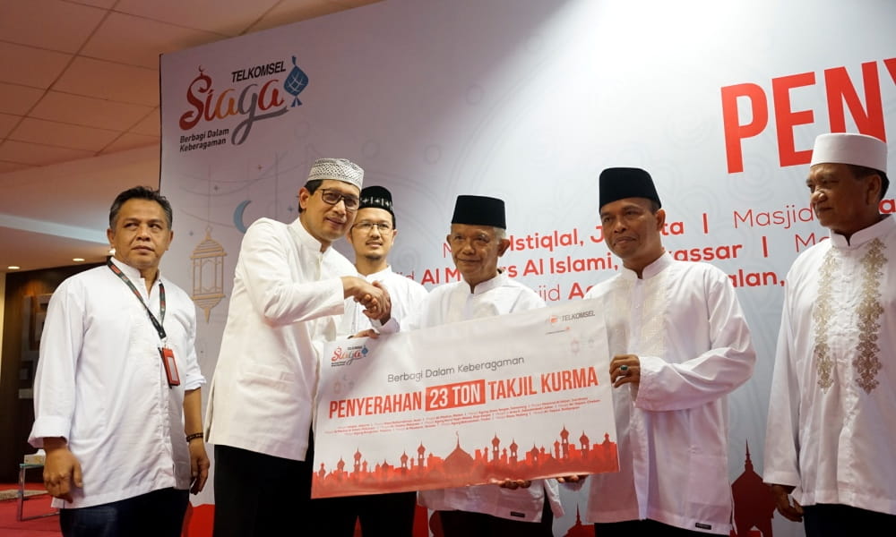 Telkomsel Serahkan Bantuan 23 Ton Kurma untuk 15 Masjid