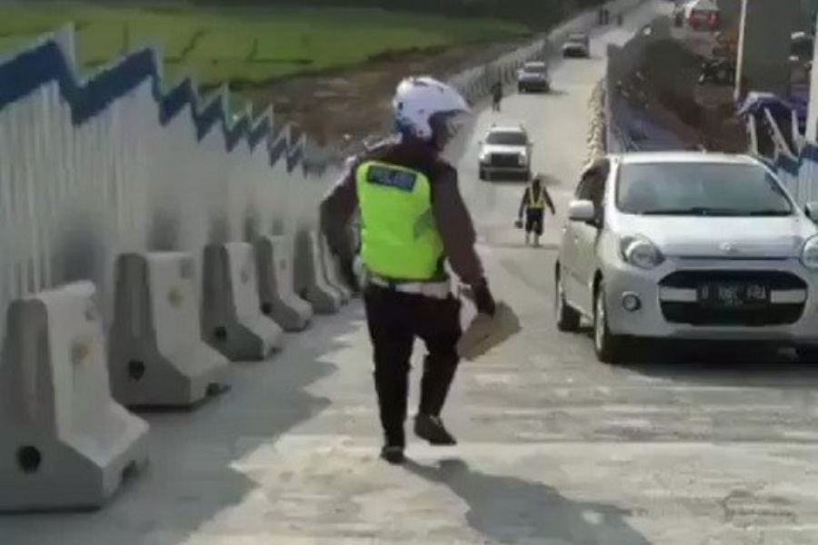 Aksinya di Tanjakan Kali Kenteng Viral 3 Polisi ini Dapat Hadiah Balok Emas