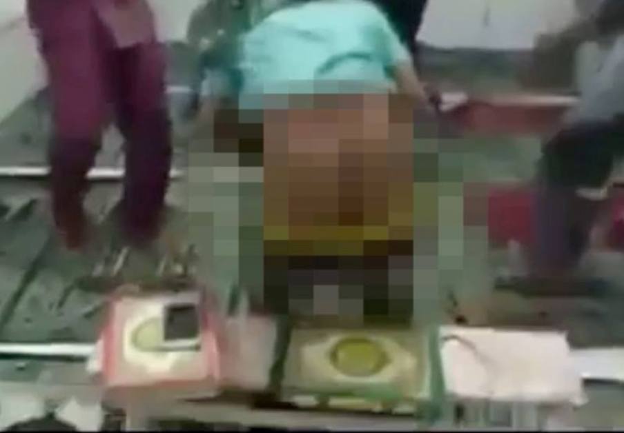 Bikin Netizen Marah Bocah Ini Joget Tik Tok Sambil Liatin Pantat di dekat Alquran